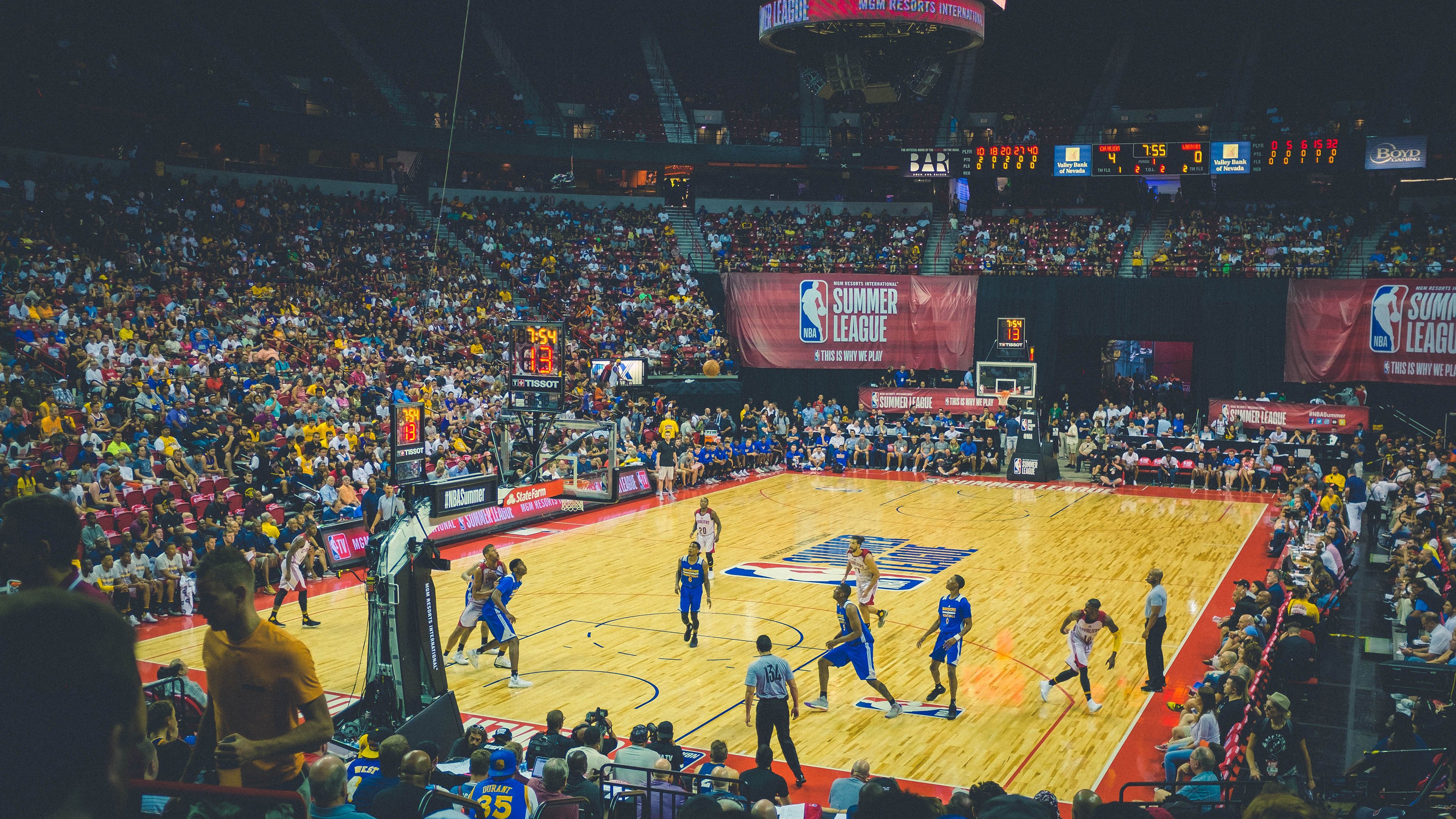 杜兰特巅峰对决,萨拉赫30分钟激战巴塞罗那,挺进下一轮胜负难料!